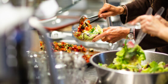 Bild vom Auboden Buffet mit frischem grünen Salat und Gemüse aus der Permakultur Küche.